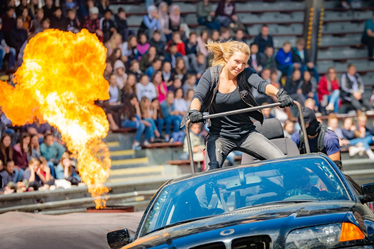 Stuntshow mit Feuer und Fahrzeugen im Filmpark Babelsberg