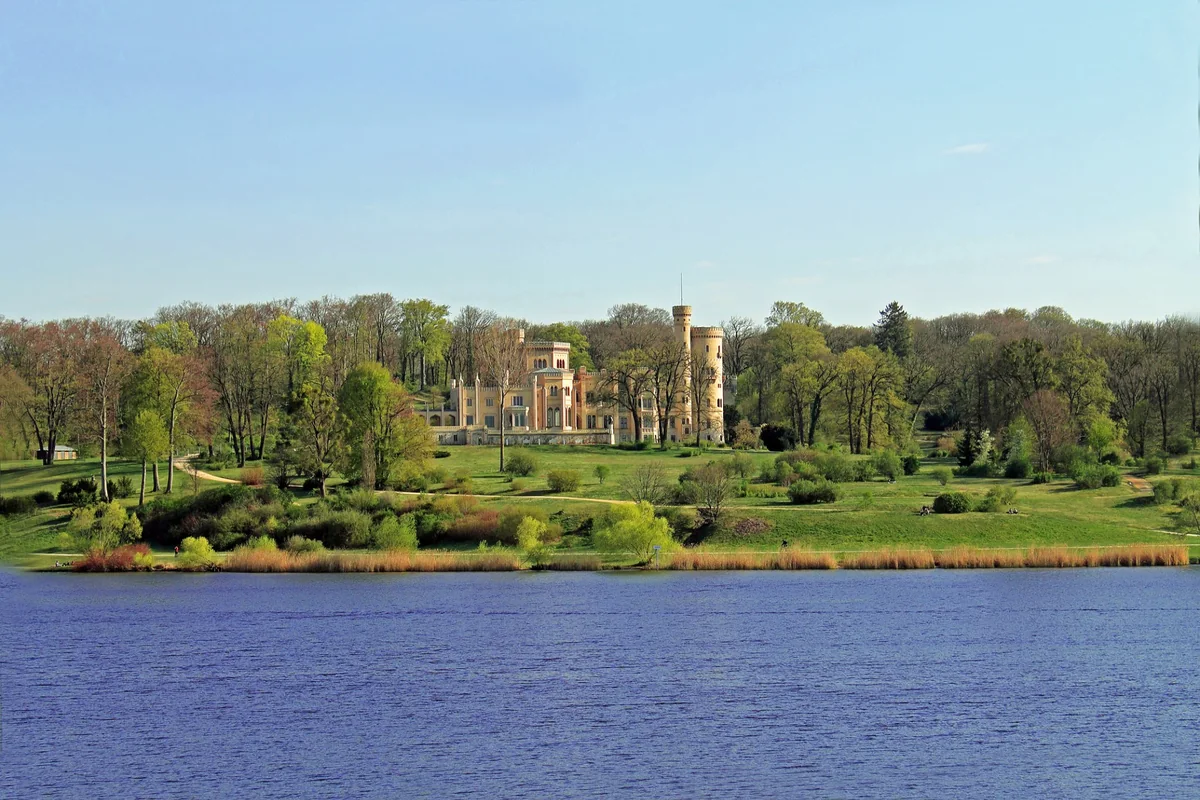 Spaziergang durch den Park Babelsberg an der Havel